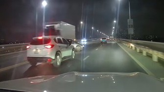 Clip: Ô tô con mất lái, văng sang làn ngược chiều trên cầu Thăng Long