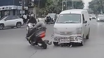 Clip: Xe máy ngã sõng xoài sau cú tạt đầu ô tô tải