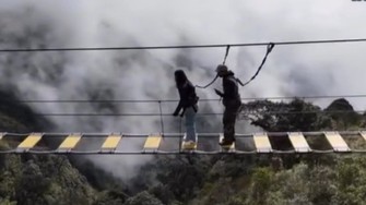 Chàng trai cầu hôn bạn gái trên cầu treo xuyên mây ở Việt Nam