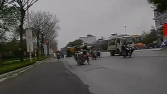 Cắm mặt vào điện thoại, thanh niên đi xe máy húc ngã người đi xe đạp