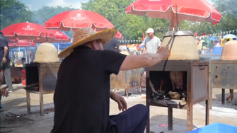 Độc đáo cuộc thi ngỗng quay ở Đông Hoản, Trung Quốc