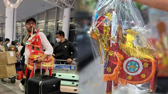 Ôm ngựa vàng mã ở Nội Bài, ông Tây bị hiểu lầm: 3 năm sau cái kết bất ngờ