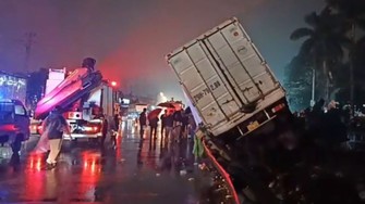 Hà Nội: Camera ghi lại khoảnh khắc tàu hỏa đâm trúng xe container trên Quốc lộ 1A