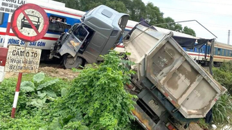 Tàu hỏa tông ô tô tải: Tai nạn gây ra tiếng nổ lớn, phương tiện bị vò nát