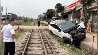 Clip: Đầu ô tô con biến dạng sau va chạm với tàu hỏa