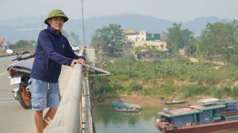 Khoảnh khắc người hùng lao từ độ cao 10m xuống sông Lam cứu hai mẹ con