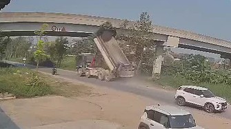 Clip: Tài xế 'quên' hạ thùng, xe ben va vào gầm cầu rồi 'bốc đầu'