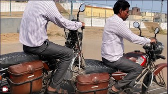 Người đàn ông Ấn Độ chế 'xe máy' chạy không cần xăng, cả khu phố kinh ngạc