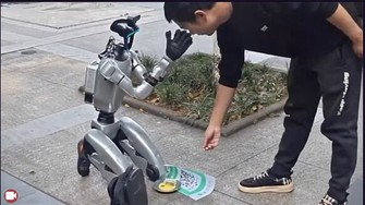 Robot hình người ra đường 'ăn xin' bằng mã QR gây tranh cãi ở Trung Quốc
