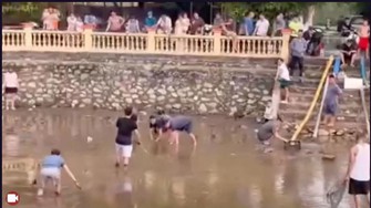 Vợ chồng ở Hà Nội tát cạn giếng làng tìm dây chuyền vàng bị đánh rơi