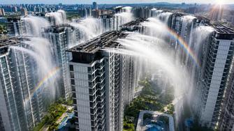 Trung Quốc biến chung cư thành 'máy phun mưa' giải nhiệt