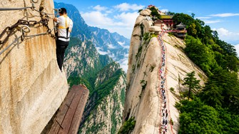 Thót tim với con đường đi bộ nguy hiểm nhất thế giới ở Trung Quốc
