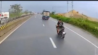 Clip: Xe máy lạng lách rồi trượt ngã vào gầm ô tô tải