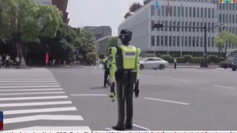Trung Quốc: Robot cảnh sát giao thông trở lại đường phố