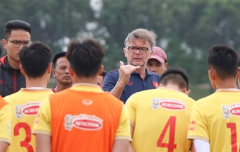 Nhận 'bão chê', HLV Troussier lùi một bước để vượt qua cái bóng quá lớn của thầy Park
