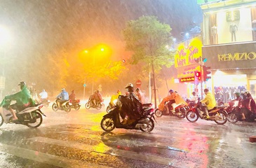 Hà Nội đón ‘mưa vàng’ giải nhiệt sau những ngày oi nóng kỷ lục