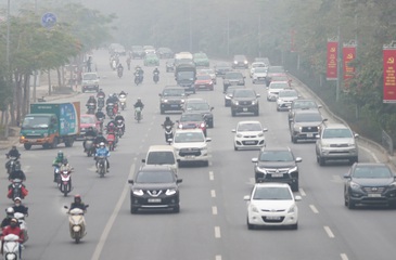 Hà Nội sương mù như Sa Pa, nhiều ôtô phải bật đèn đi giữa ban ngày