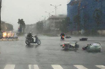 Tin mới nhất bão số 5: Bình Định đã có gió giật cấp 10, tâm bão ngay trên bờ biển Bình Định-Phú Yên