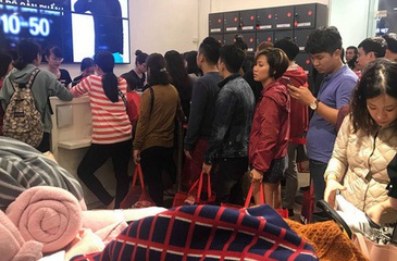 Cận kề Black Friday: Người dân xếp hàng dài, chờ nửa tiếng đồng hồ vẫn chưa đến lượt thanh toán