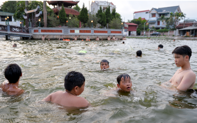 Hà Nội: Ao làng rộng 7.000 m2 được 'hô biến' thành bể bơi, hàng trăm người nô nức tới chơi