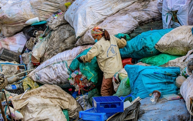 Làng nghề làm hương đen “đổi đời” nhờ tái chế rác ở Hà Nội