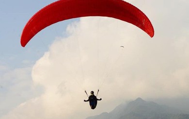 Huy động hàng chục chiến sĩ tìm kiếm phi công dù lượn rơi xuống rừng già ở Lai Châu