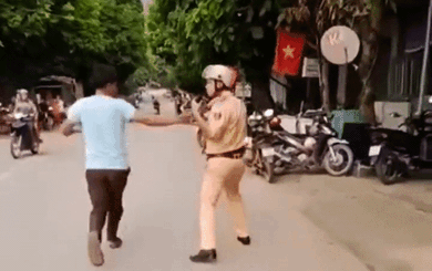 Lại thêm 1 đối tượng tông xe vào CSGT, hung hãn chống đối để bỏ trốn