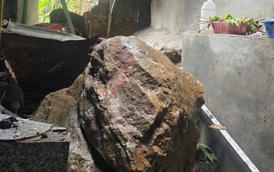 VIDEO: Nhiều tảng đá từ trên núi cao lăn xuống khu dân cư sau tiếng nổ lớn
