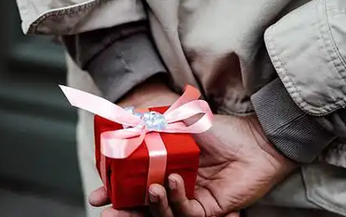 Sinh nhật tôi, chồng tặng một chiếc vòng nhựa, tôi chưng hửng, buồn não lòng cho tới khi nghe được cuộc gọi của anh với bạn thì bật ngửa