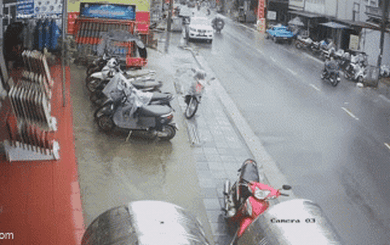 Xe điên tông hàng loạt xe máy ở Sapa, 1 cháu bé tử vong