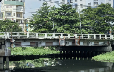 TP HCM: Bé sơ sinh bỏ rơi trong tui nilon ở cầu Chu Văn An hiện ra sao?