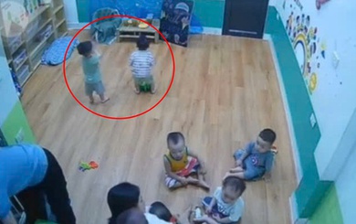 Cô giáo vừa bày hoa quả ra để dạy học thì 2 búp măng non liền xuất hiện và ngay 1 việc khiến các cô vừa hoảng vừa buồn cười