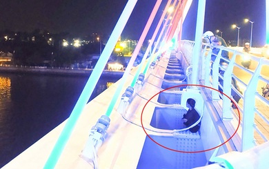 Cô gái 22 tuổi ngồi thành cầu đòi tự tử vì giận chồng: Công an tiết lộ sự thật ngỡ ngàng