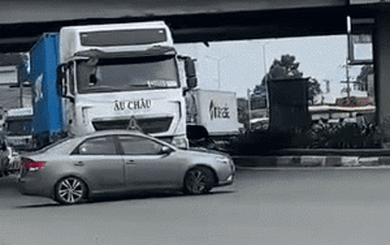 Bị container đẩy trượt dài cả trăm mét, nữ tài xế bật mở cửa xe nhảy ra ngoài: Diễn biến bất ngờ sau đó