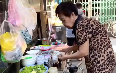 Cuộc sống ở tuổi U80 của nữ nghệ sĩ được Kim Tử Long lấy nước thừa của khách cho uống