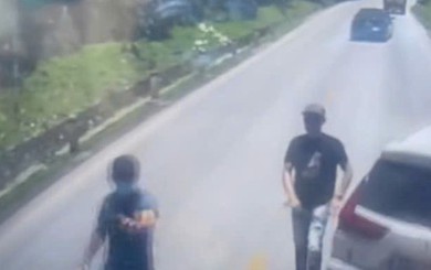 VIDEO: Người đàn ông rút vật giống súng ra đe dọa tài xế trên đường