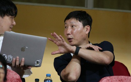 Vừa tới Việt Nam ít giờ, HLV Kim Sang-sik đã tất tả đi xem HAGL đá V.League
