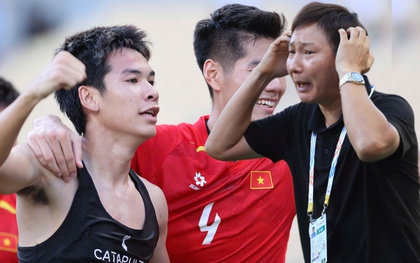 Tỉ mỉ như HLV Kim Sang-sik: Đưa tiền đạo vào sân nhưng dặn dò như hậu vệ, nghe xong ai cũng phải gật gù