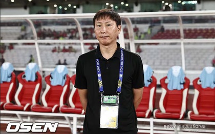 Hình ảnh HLV Kim Sang-sik “không cười nổi” gây xôn xao dư luận Hàn Quốc