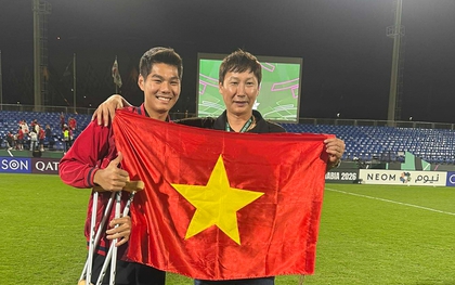 Hành động đặc biệt giúp HLV Kim Sang-sik gây sốt ở Hàn Quốc