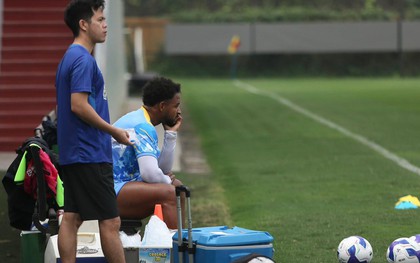 Hình ảnh đáng lo ngại của Nguyễn Xuân Son chỉ sau ít phút tập luyện cùng tuyển Việt Nam