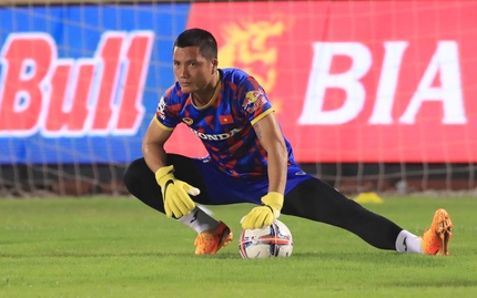 Thủ môn tuyển Việt Nam mất trí nhớ tạm thời, chấn thương nặng nhưng vẫn cố thi đấu ở V.League