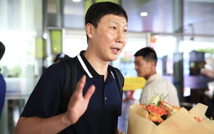 HLV Kim Sang-sik có mặt tại Việt Nam, tạo nên cảnh "náo loạn" ở sân bay Nội Bài