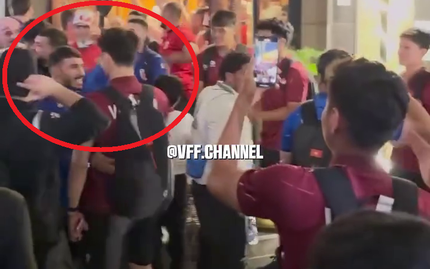 Vào tứ kết nhờ Saudi Arabia thua trận, cầu thủ Jordan phấn khích ôm chầm lấy ngôi sao U23 Việt Nam