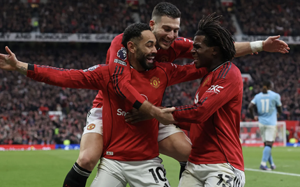 Quật ngã Man City, Man United "tặng quà" cho thầy mới Michael Carrick