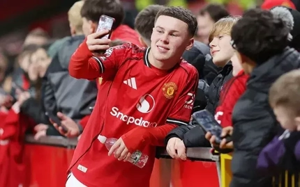 Con trai của Wayne Rooney ra mắt tại Old Trafford cùng đội U18
