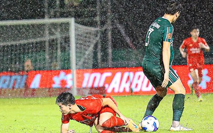 Không rút thẻ đỏ với cầu thủ đá xấu Đình Bắc, trọng tài FIFA đối mặt nguy cơ bị treo còi