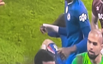 Cận cảnh cầu thủ West Ham “bóp cổ” đối thủ phía Chelsea