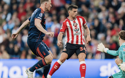 Nottingham Forest thắng tưng bừng, West Ham và Tottenham âu lo vé trụ hạng