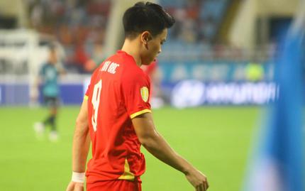 Đình Bắc thừa nhận chơi tệ, lên tiếng giữa đêm sau khi bị HLV Kim Sang-sik thay ra sớm